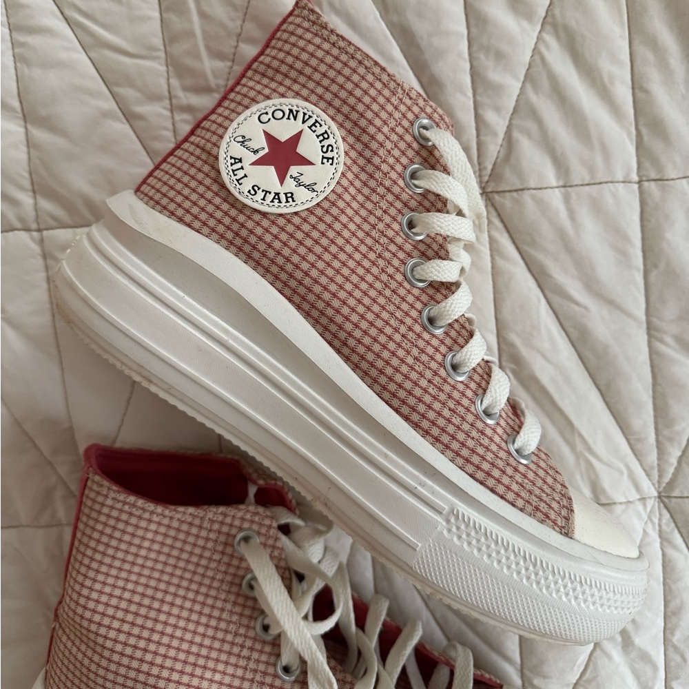 Chuck Taylor All Star Move size 7 women’s